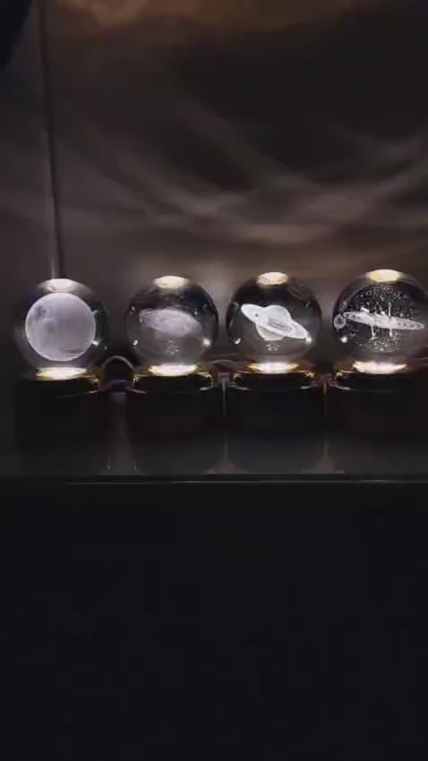 𝗖𝗿𝘆𝘀𝘁𝗮𝗹 𝗕𝗮𝗹𝗹 𝗟𝗮𝗺𝗽